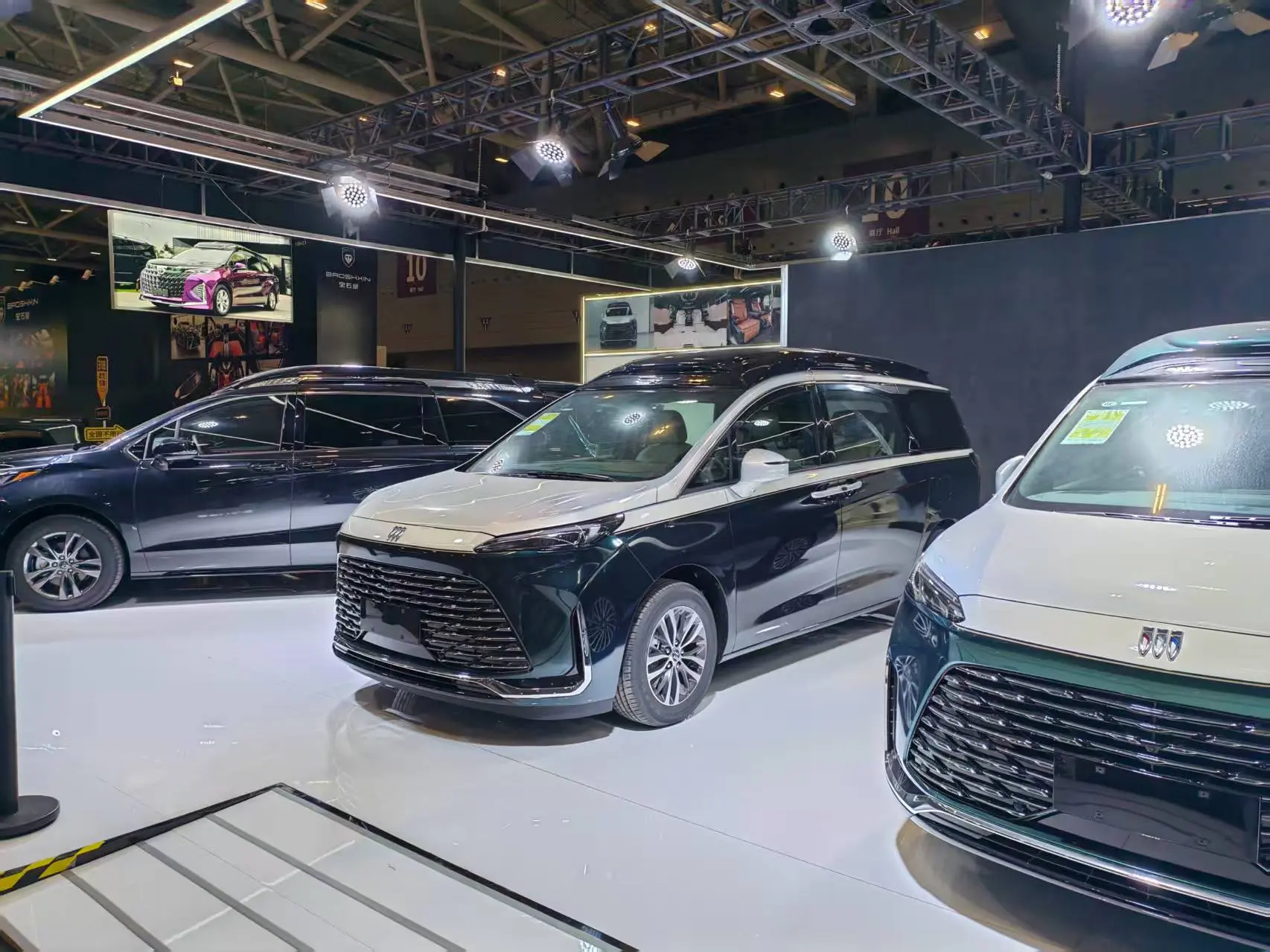 modular-raised-exhibition-floor-automotive-booth.jpg.webp